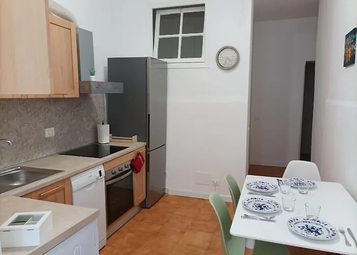 Casa Aprosio, Luminoso In Centro A Ventimiglia, A 5 Min Dal Mare E Dal Treno Apartamento *
